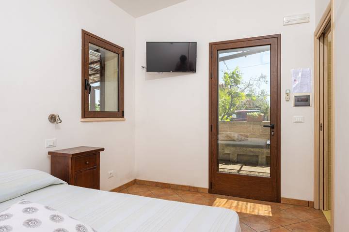 Room 'Sole' with Private Terrace, Wi-Fi and Air Conditioning in Santa Cesarea Terme, Lecce Province