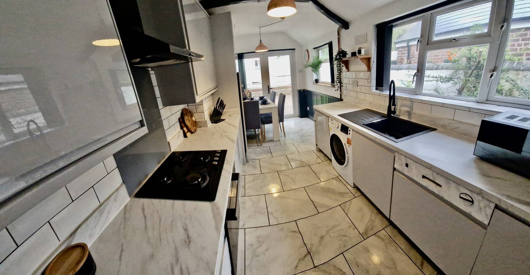 4 Bed House - Sleeps 8 - Garden - Parking - Wifi in Sandwell, Birmingham Area