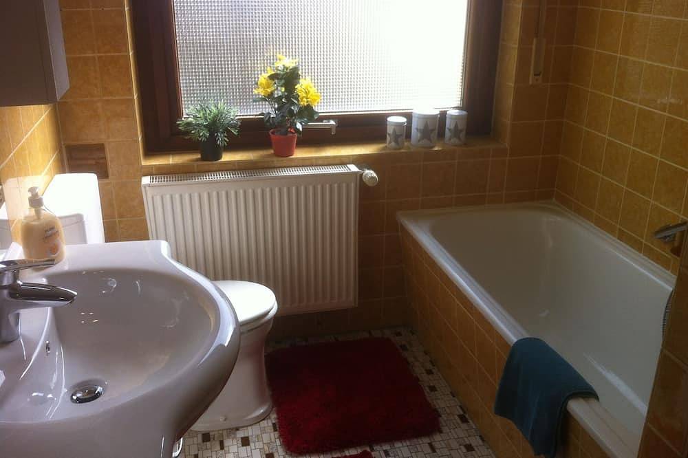 Ganze Wohnung, Sehr gut ausgestattete, große Ferienwohnung in ruhiger Gegend nah zum Rhein in Wallersheim, Koblenz
