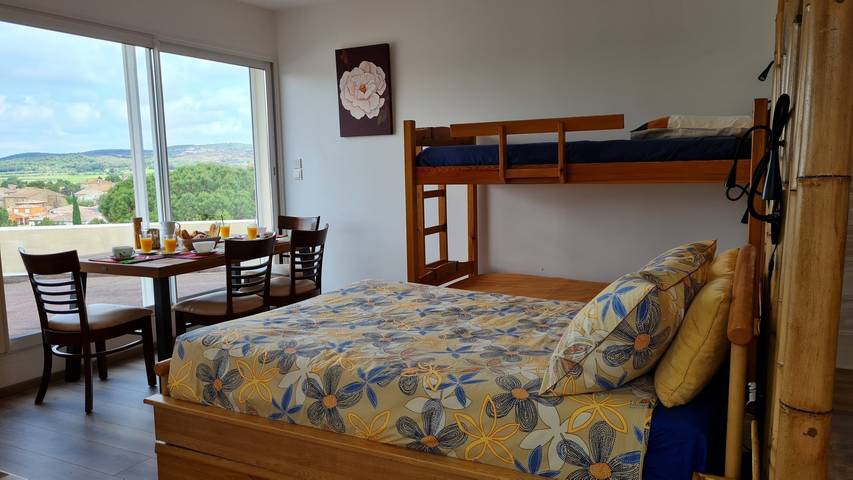 Chambre d’hôte pour 4 personnes, avec jardin et piscine à Bizanet