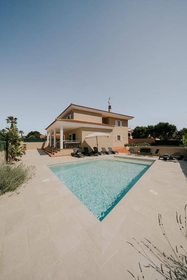 Chalet para 8 personas, con jardín además de piscina y jacuzzi, Familias con niños en Menorca - 2