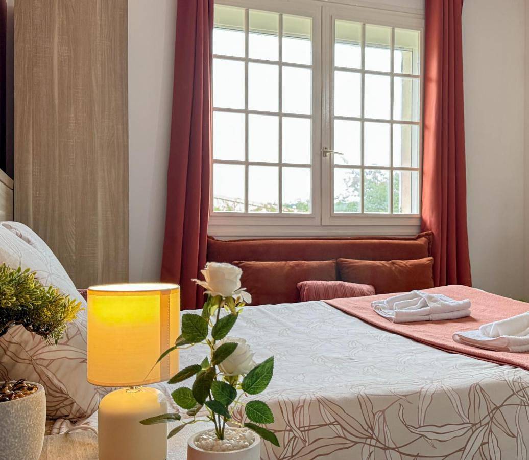 Appartement entier, Studio Platanes 4 - Proche Disneyland - Parking gratuit - Meaux in Meaux, Seine-et-Marne