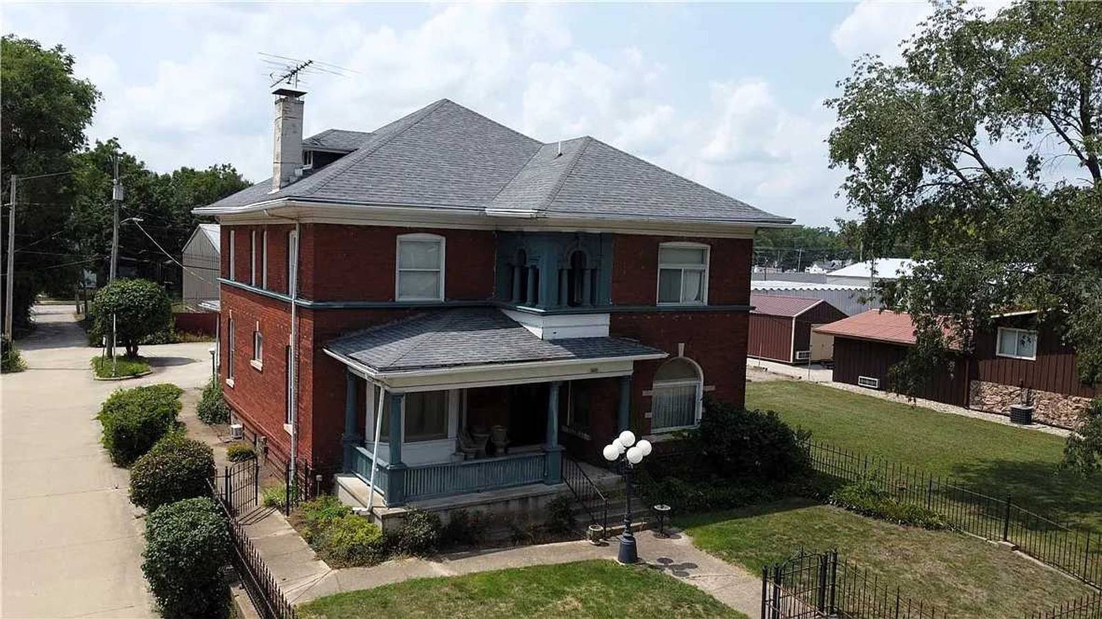 The Lamp Post Manor, 5Br Historic Gem in Danville in Bermellón (desambiguación)