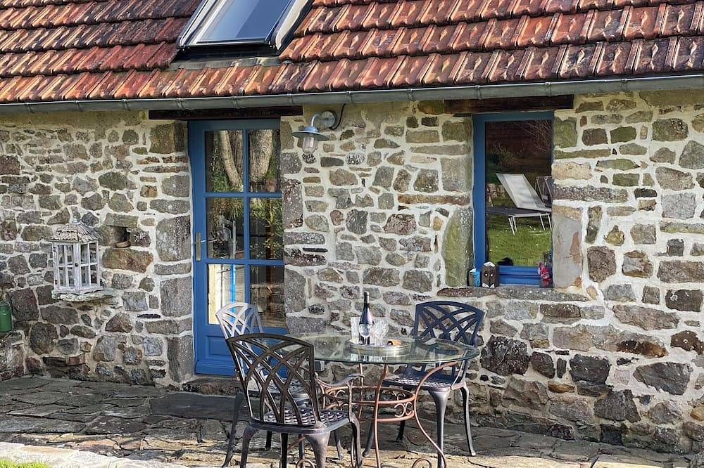 Kleines Landhaus mit Terrasse und Garten, 4 km vom Strand entfernt in Les Moitiers-d'Allonne, Côte de la Déroute