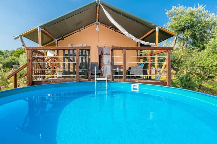 Camping für 5 Personen, mit Terrasse und Garten sowie Pool und Ausblick in Krk Stadt