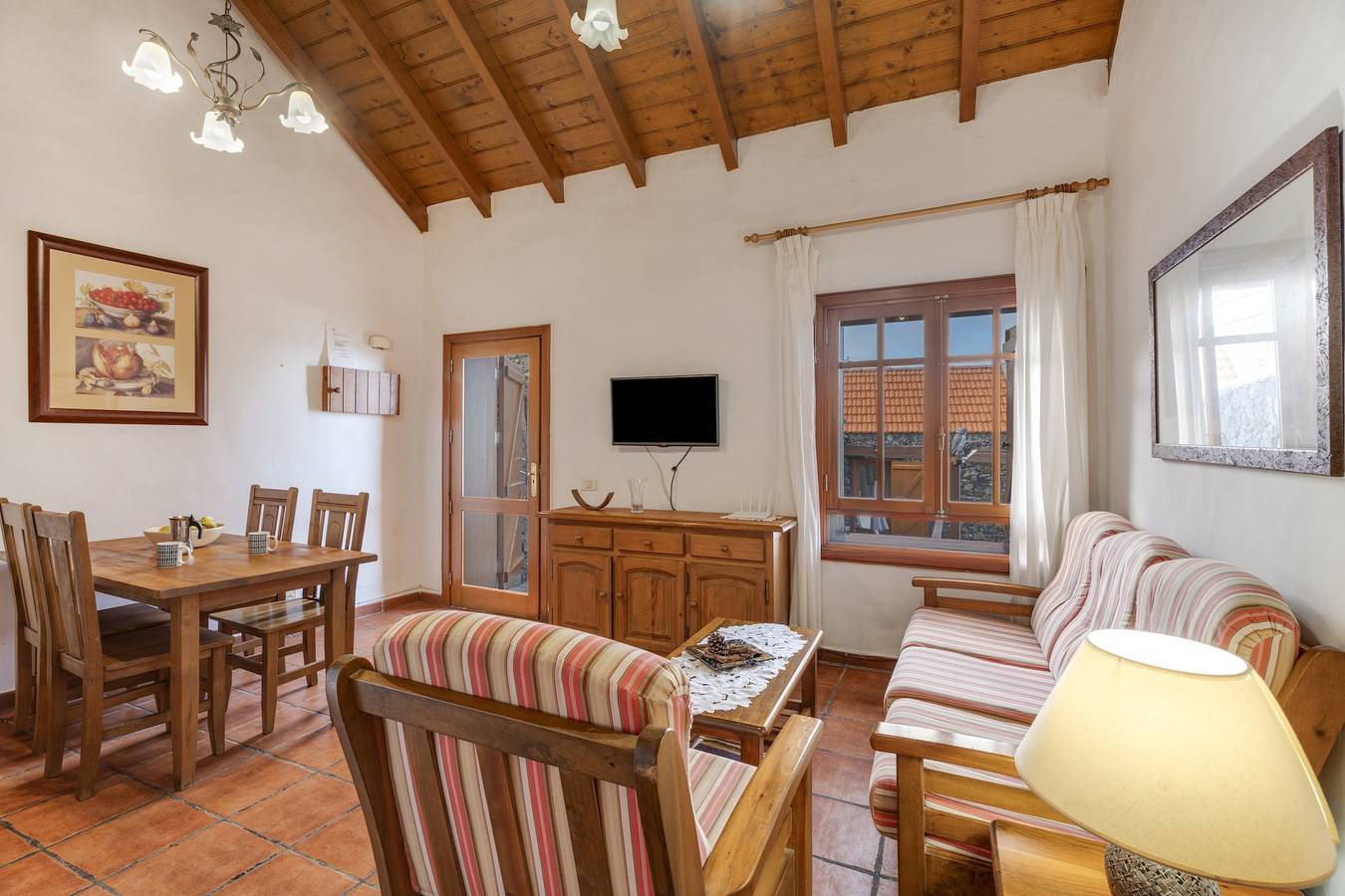 Apartamento entero, Apartamento 'El Ciruelo' con vistas al mar, terraza compartida y Wi-Fi in El Mocanal, Valverde