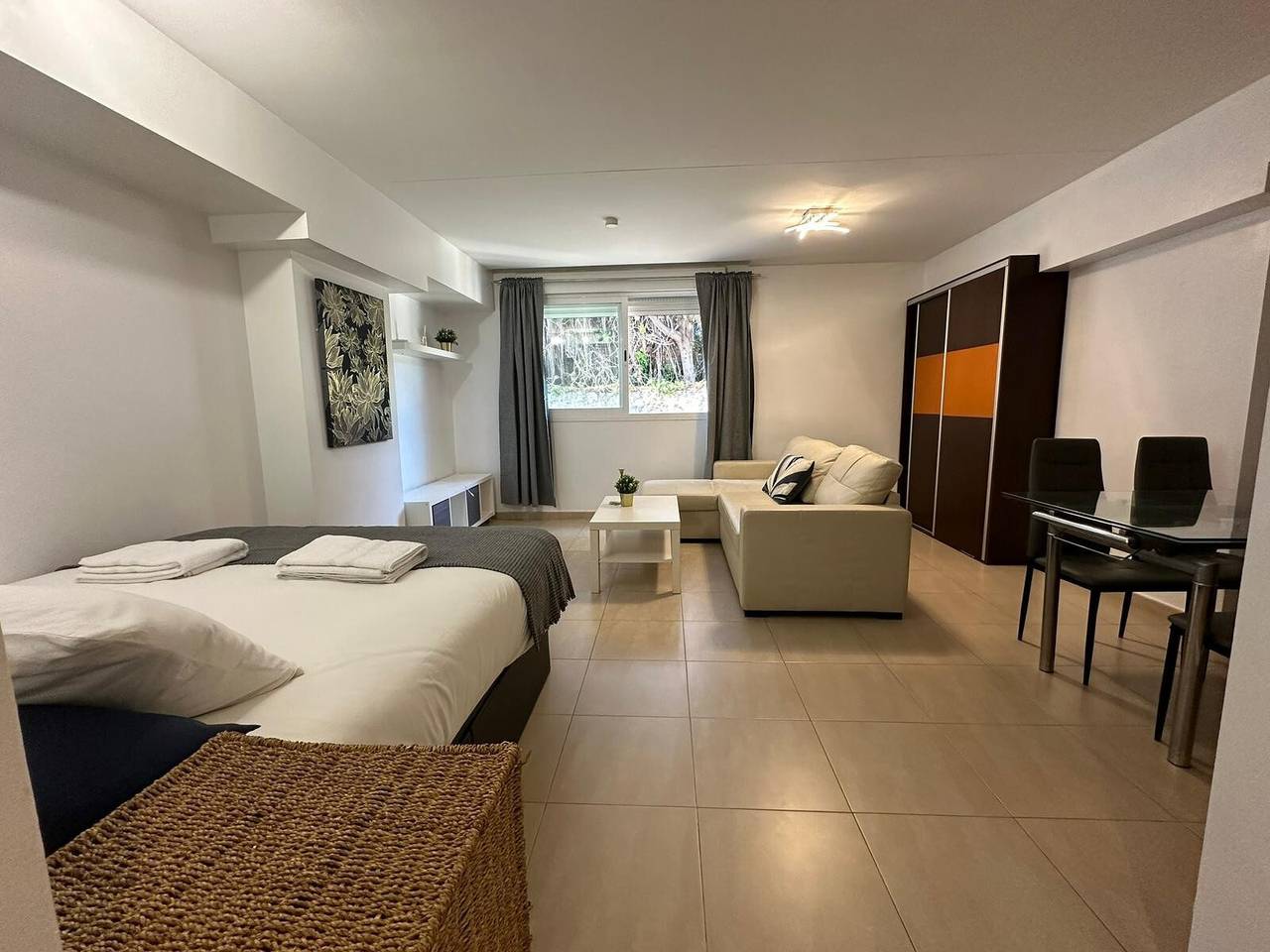 Ganzes Studio, Studio-Apartment 'Acogedor En La Playa' mit Gemeinschaftspool, Wlan und Klimaanlage in Las Chapas, Marbella