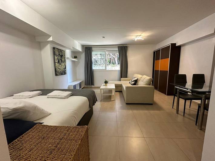 Entire studio, Studio Apartment 'Acogedor En La Playa' with Shared Pool, Wi-Fi and Air Conditioning in Las Chapas, Marbella