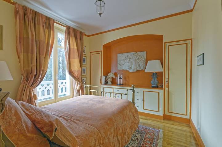 Villa de caractère 8 à 15 p, 15 mn de Paris - 350 m2 in La Celle-Saint-Cloud, Yvelines