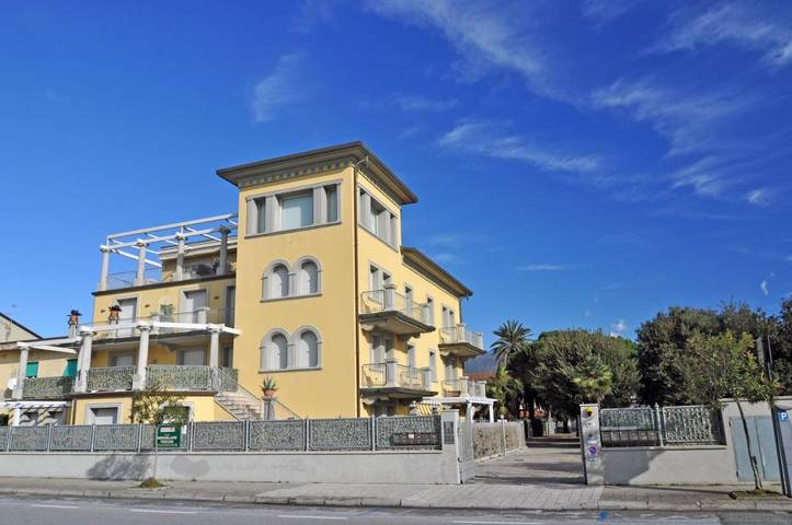 Ferienwohnung für 7 Personen, mit Balkon und Terrasse sowie Garten und Ausblick in Marina di Pietrasanta
