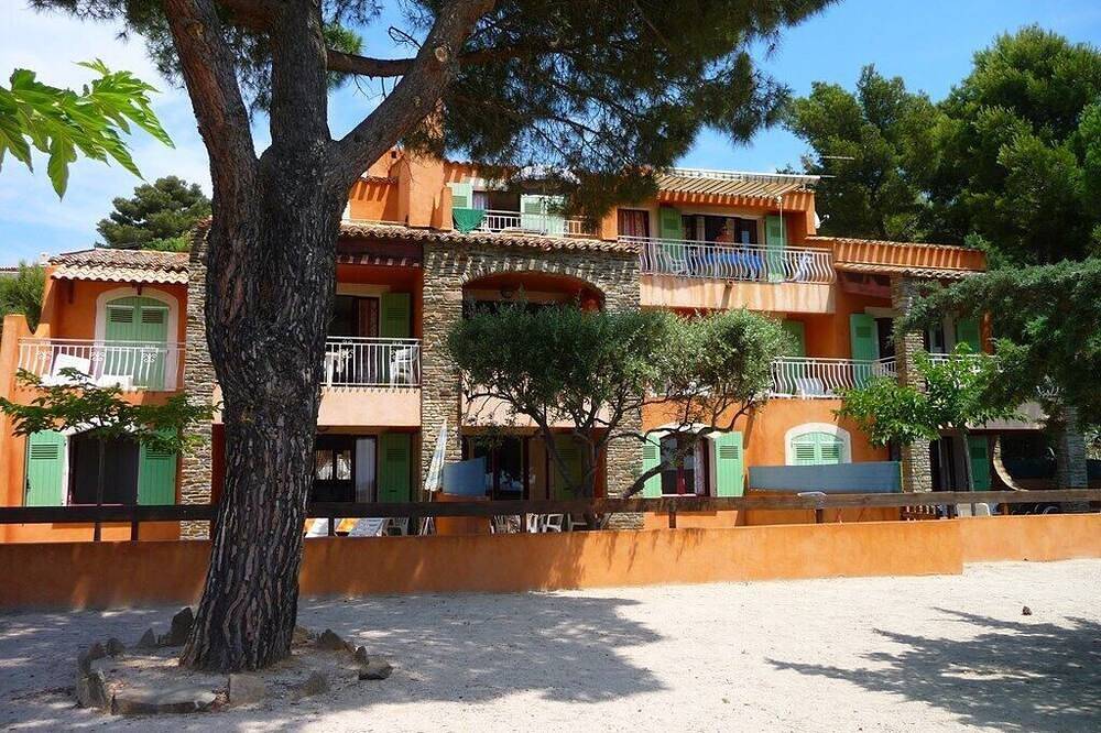 Appartement entier, Appartement T2 *** 4 pers. à 10m de la Plage avec Vue Mer & Piscine Chauffée (7) in La Londe-les-Maures, Parc national de Port-Cros