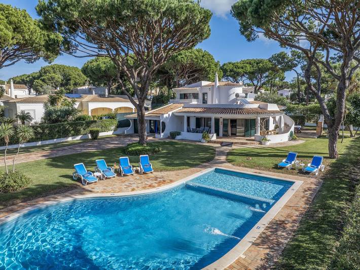 Villa for 7 people, with pool and garden as well as terrace in 