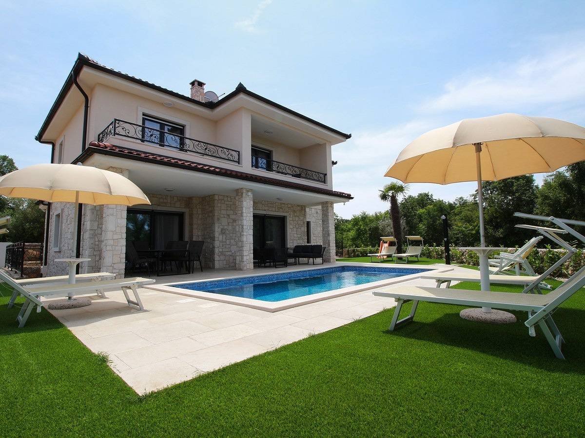 Luxusvilla mit fünf Zimmern und privatem Pool in Malinska in Malinska-Dubašnica, Krk