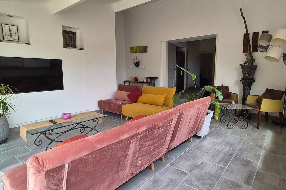 Detached house with garden, private terrace and shared swimming pool. in Pertuis, Parc naturel régional du Luberon
