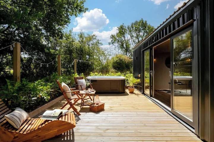 Glamping for 2 people, with balcony and hot tub as well as garden, with pets in Wiltshire