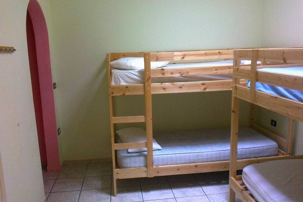 Room sleeps 4 bunk beds for rent with en suite bathroom in self-management in Marina di Montenero, Provincia de Campobasso