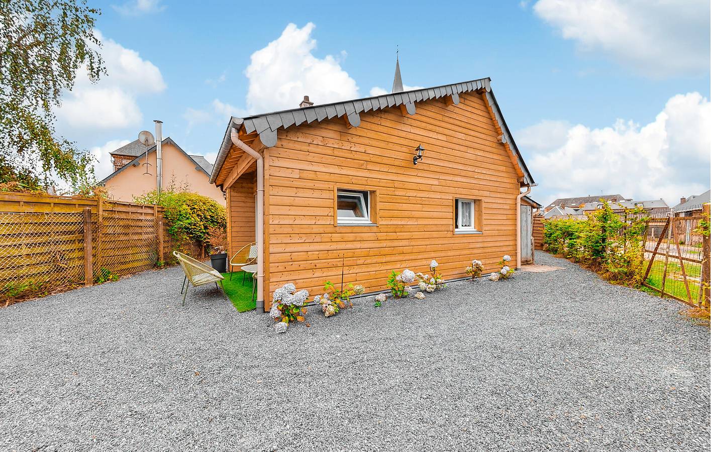 Cozy Garden Apartment with River Views - 2km to La Durdent in Grainville-la-Teinturière, Dieppe region