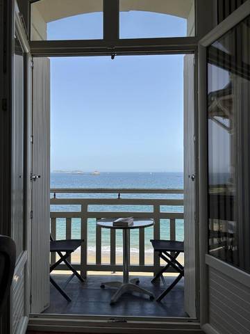 Gîte pour 2 personnes, avec terrasse et vue dans Saint-Énogat
