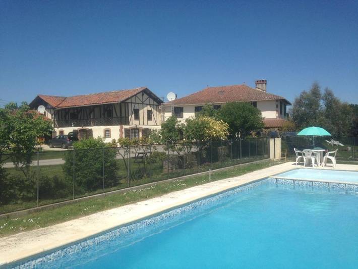 Gîte pour 6 personnes, avec Balcon et Terrasse ainsi que Jardin et Piscine à Lagarde-Hachan