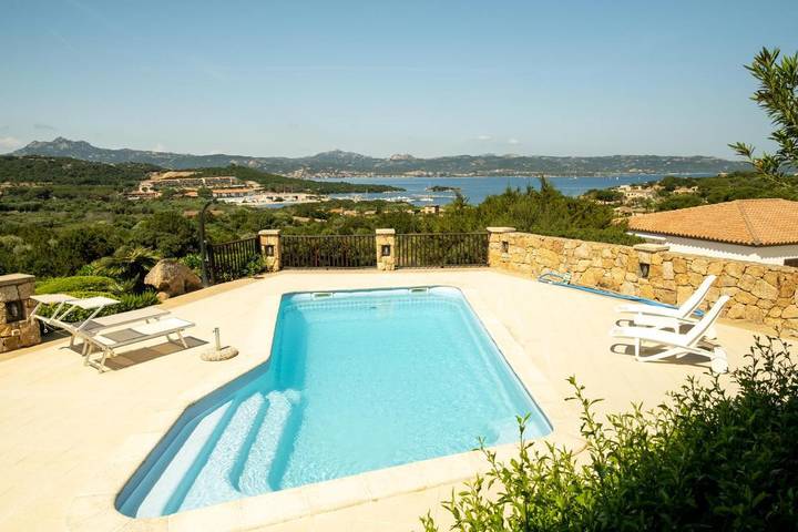 Villa per 8 persone, con Balcone e Terrazza nonché Giardino e Piscina a Baja Sardinia