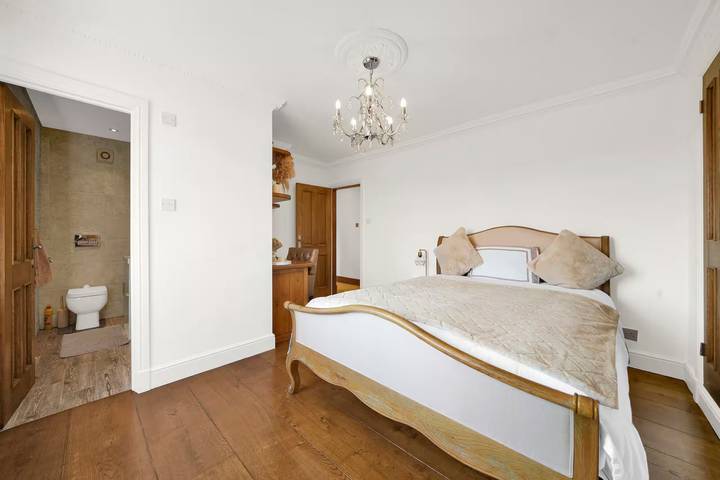 Berry Lodge I 5 Bed House Sleeps 10 -Hot Tub -Spa in Havering, London