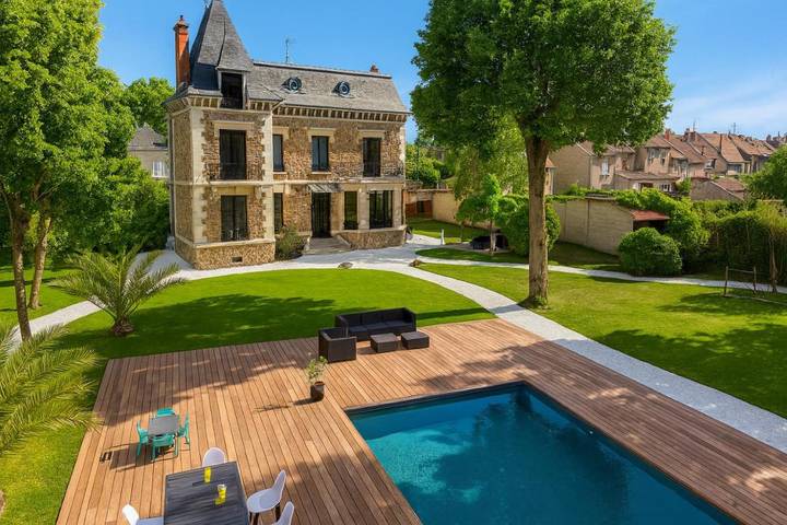 Villa pour 12 personnes, avec piscine ainsi que jacuzzi et jardin