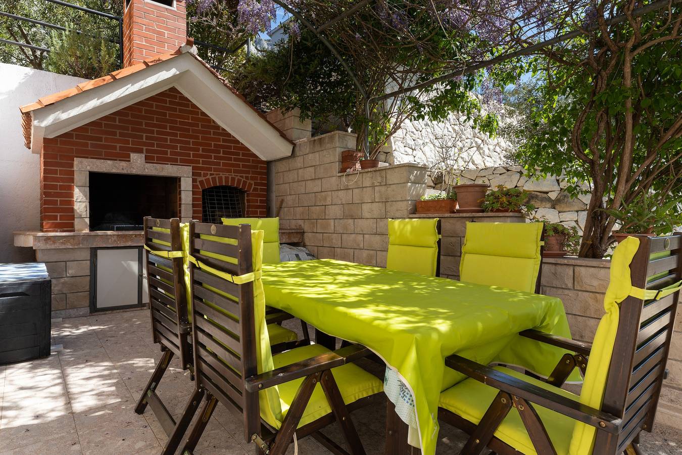 Entire apartment, Three bedroom apartment with balcony and sea view Mimice, Omiš A-2805-b in Mimice, Omiš-Riviera