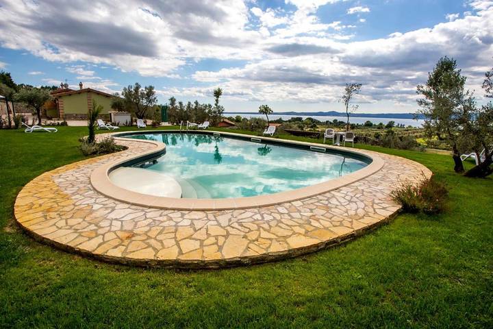 Appartamento per 2 persone, con Terrazza e Giardino nonché Piscina e Vista lago a Bolsena