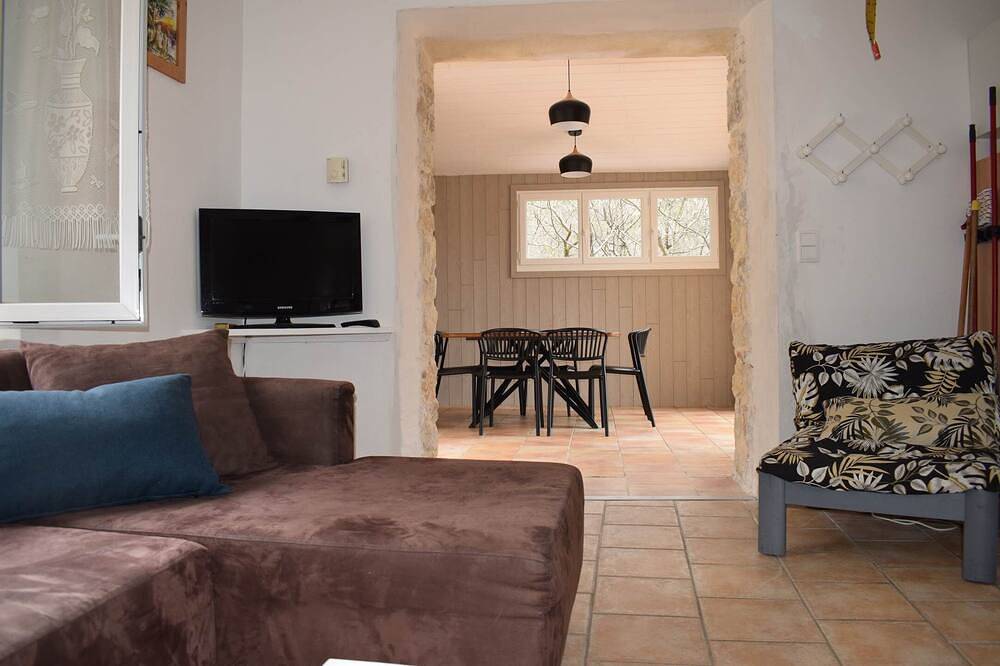 Entire apartment, Gîte 4 of 95 square meters, 4 bedrooms, sleeps 8 near Montbrun Les Bains in Montbrun-les-Bains, Nyons region