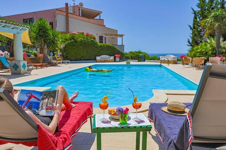 Appartamento per 4 persone, con Terrazza e Giardino nonché Piscina e Panorama a Porto Palo