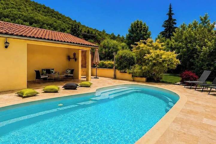 Location de vacances pour 12 personnes, avec Jacuzzi à Espère