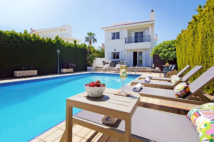 Chalet para 6 personas, con jardín además de piscina y balcón - 1