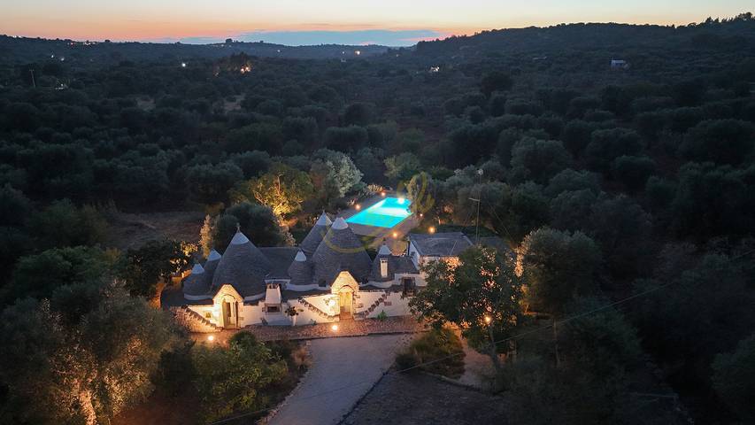 Trullo per 8 persone, con giardino a Ceglie Messapica
