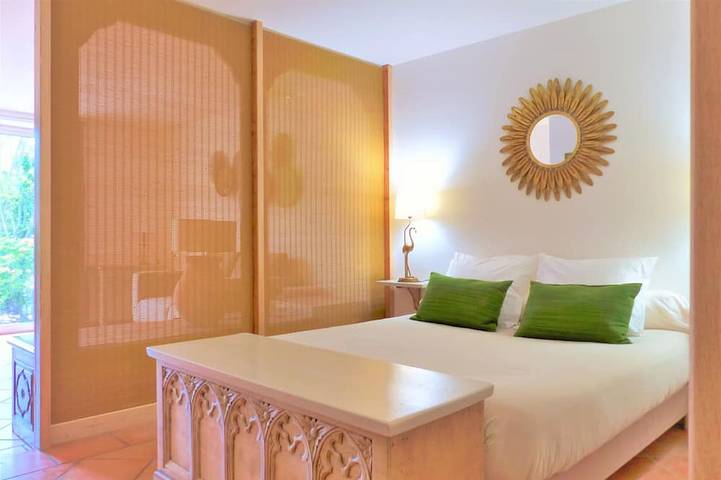 Location de vacances pour 2 personnes, avec terrasse ainsi que jacuzzi et jardin à Saint-Maximin-la-Sainte-Baume - 2