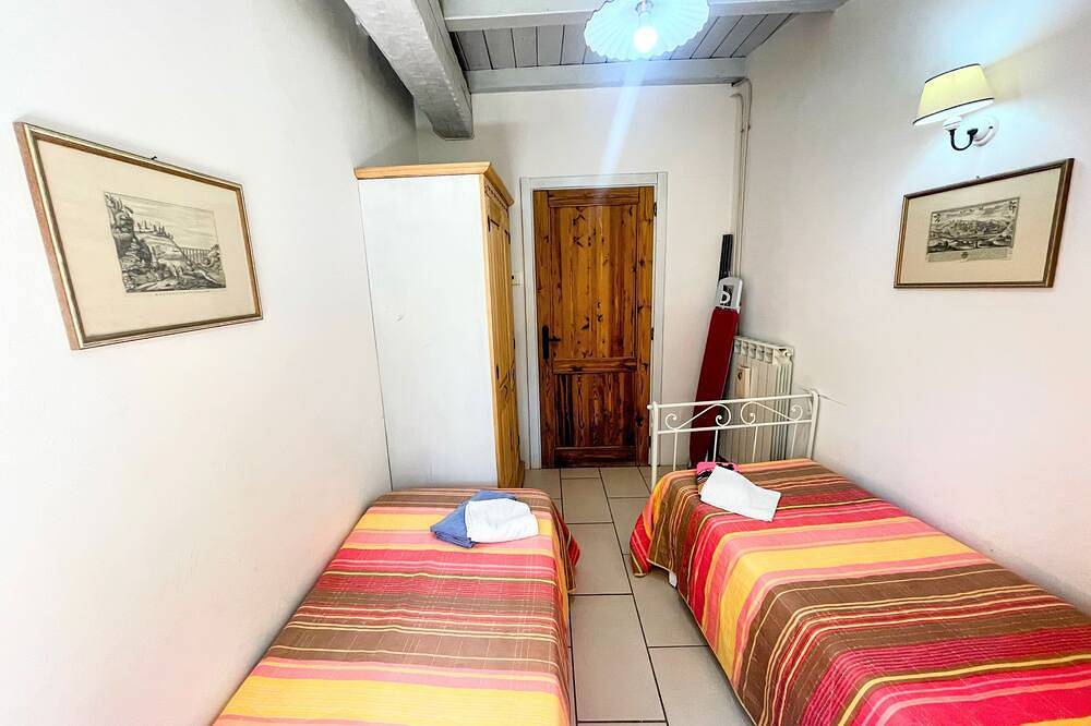 Apartamento entero, Apt 3 Piscina infinita, amplio terreno con arbustos - flores, jacuzzi - Capacidad para 4 personas in Spoleto, Provincia de Perugia