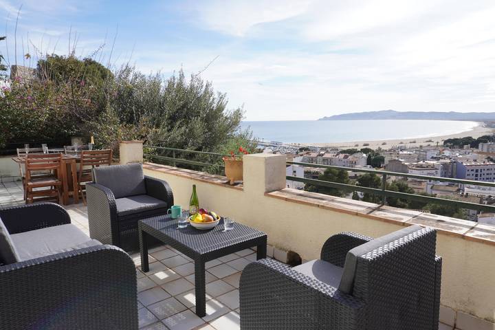 Apartamento para 4 personas, con Vistas al mar y Terraza en Rocamaura
