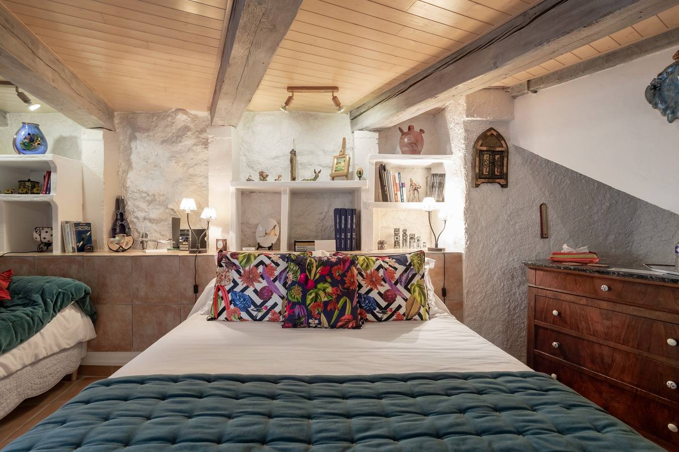 Bed and breakfast 'Tourelle Chambre Double Vue Jardin' con jardín compartido y aire acondicionado in Sainte-Colombe-de-la-Commanderie, Costa mediterránea (Francia)