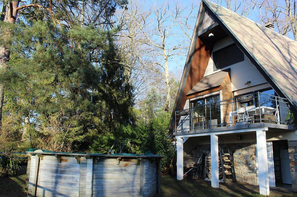Huis discreet natuur chalet kalm en vredig zwembad vissen in meer in Saint-Gérons, Aurillac en omgeving