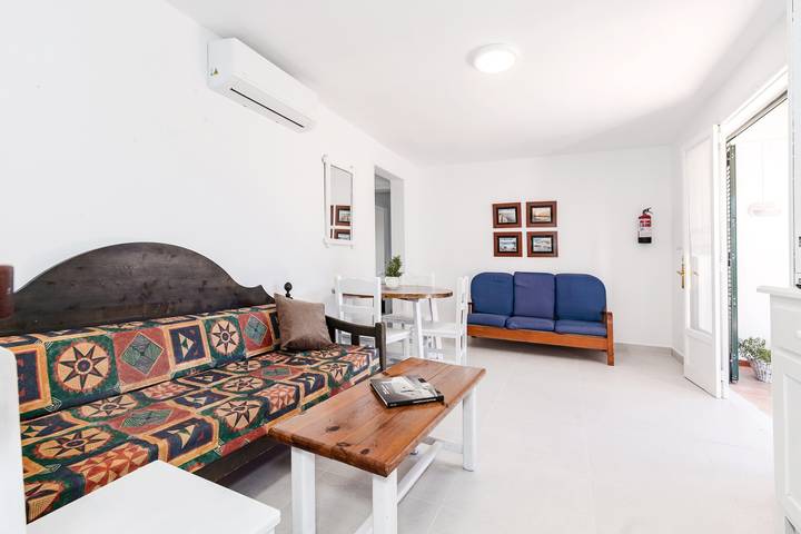 Apartamento entero, Casa de vacaciones 'Casa Joana' con terraza privada, jardín privado y Wi-Fi in Cap d'Artrutx, Ciudadela