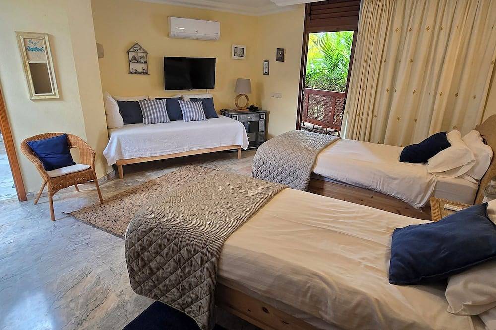Luxury villa with pool and garden, close to sea, beaches, port, golf courses, in Pueblo de Tauro, South Gran Canaria