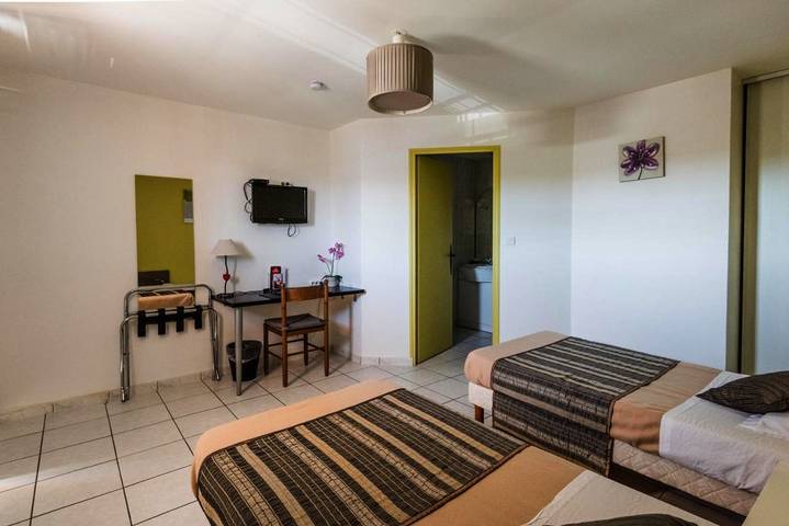 Hôtel pour 3 personnes, avec terrasse et jardin à Aujargues - 2