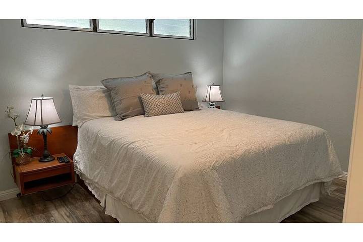 Vacation rental for 4 people, with hot tub and garden as well as balcony and pool in Kailua-Kona