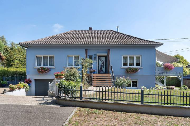 Cottage 'Gîte Rural a la Orilla del Bosque' con Terraza Privada, Jardín y Wi-Fi in Kutzenhausen, Región de Wissembourg