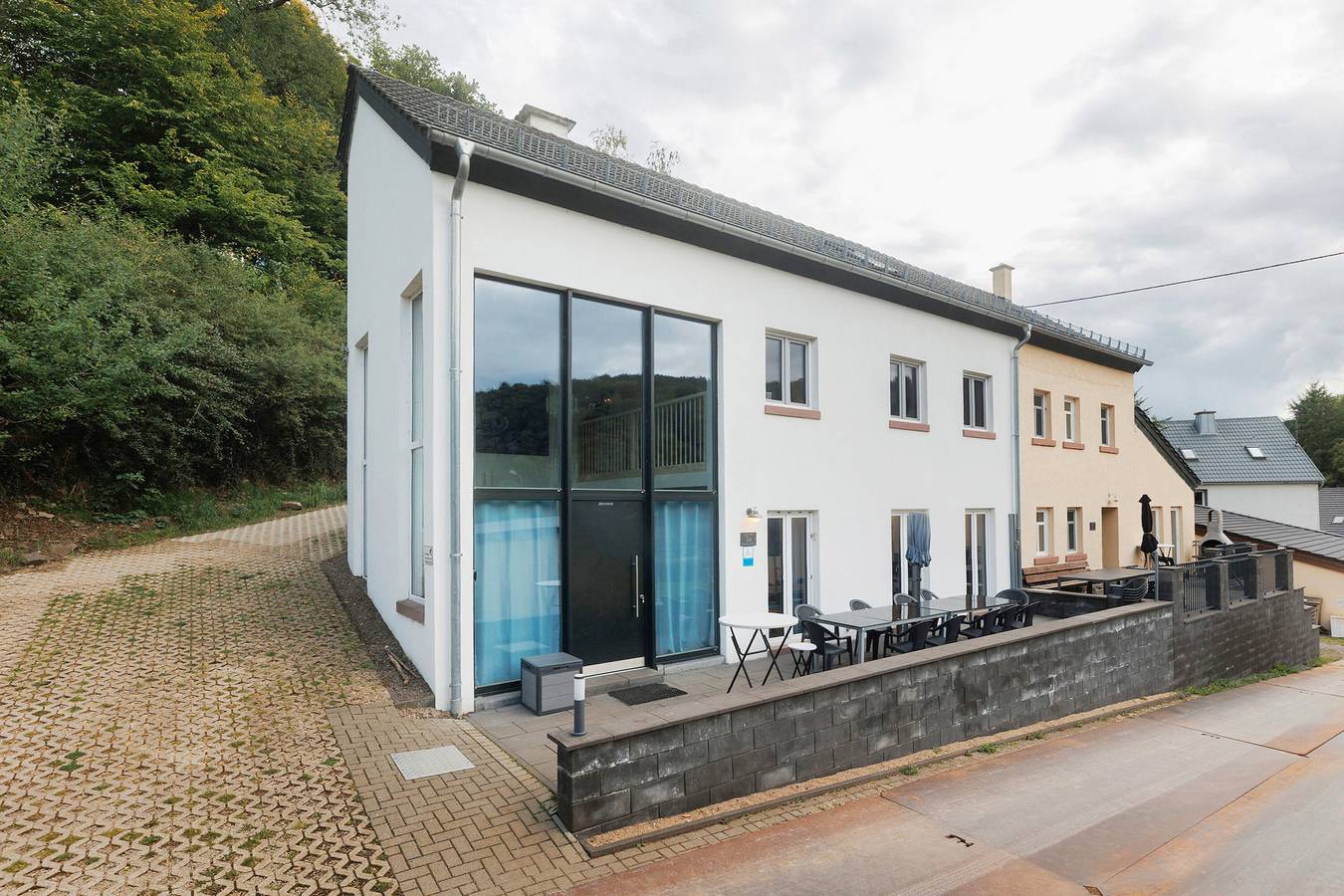 Ferienhaus 'Eifel-Atrium' mit privater Terrasse und Wi-Fi in Zweifelscheid, Eifelkreis Bitburg-Prüm