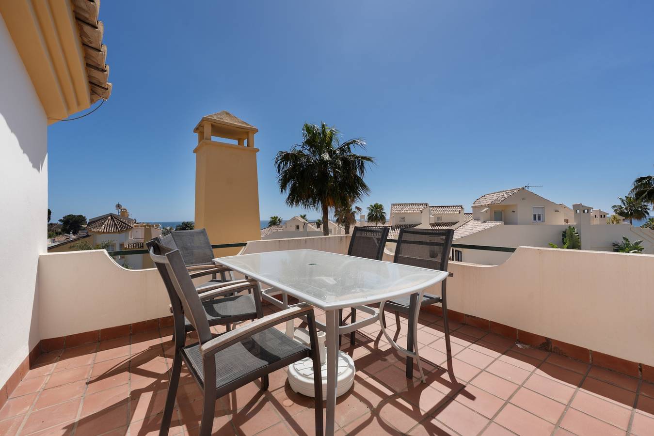 Maison de vacances « Beachside Townhouse – 8 couchages » avec vue mer, Wi-Fi et climatisation in Las Chapas, Marbella