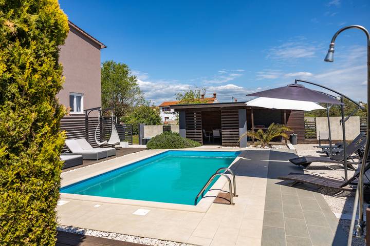 Ferienhaus für 12 Personen, mit Pool und Garten sowie Terrasse in Sisan - 4