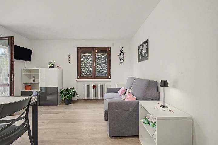 Entire apartment, La Belle au Bois Dormant – mountain view, private garden near Aosta in Quart, Wallisian Alps