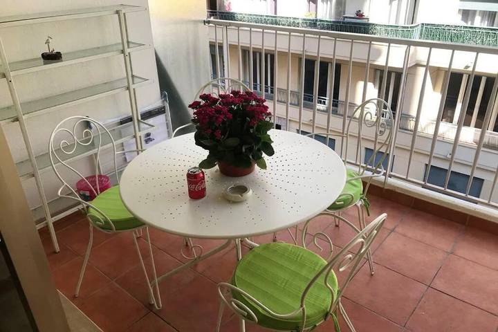 Gîte pour 3 personnes, avec terrasse et vue dans Cathedrale Orthodoxe Saint Nicolas Nice