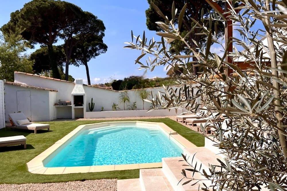 Villa Les Lauriers 150 m from the sea heated pool, Grimaud, golfe St Tropez in Grimaud, Mediterranean Coast (France)
