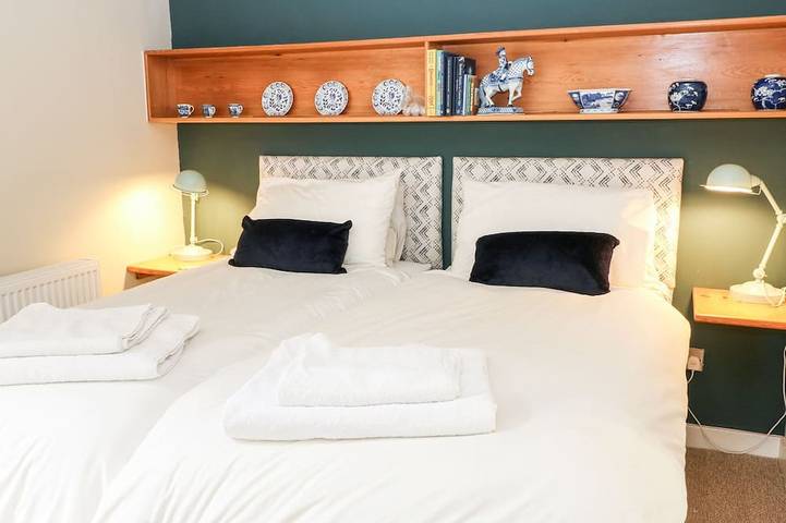 Under Catswood, pet friendly, luxury holiday cottage in Stroud in Stroud, Gloucestershire